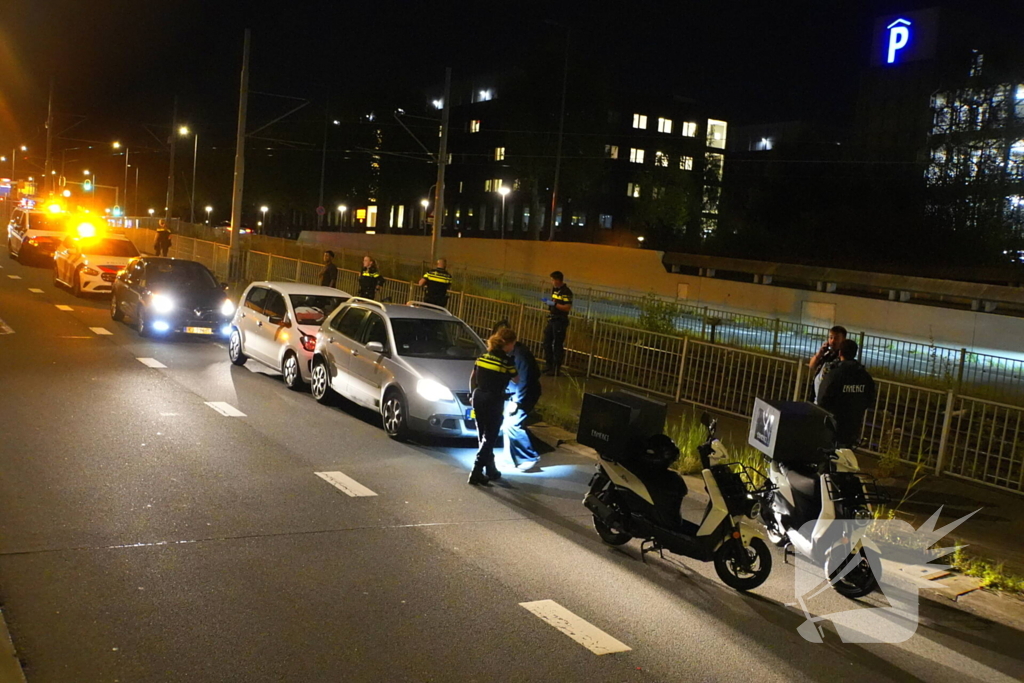 Twee voertuigen botsen achterop elkaar