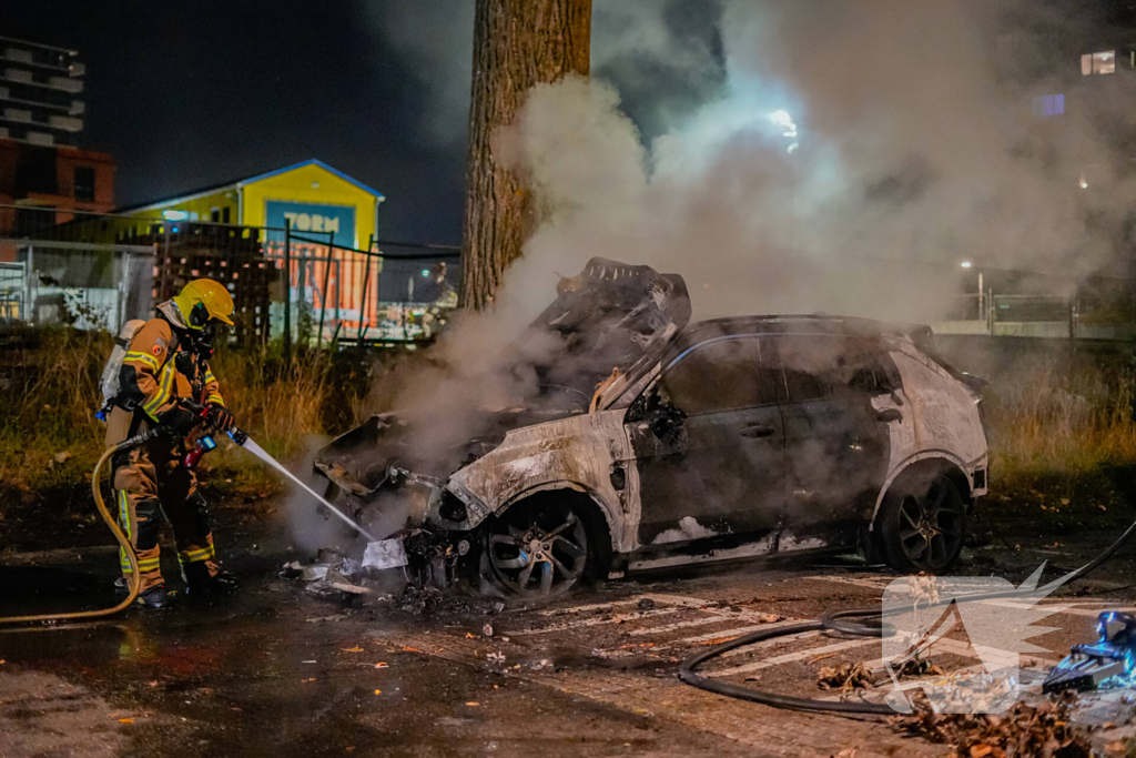 Geparkeerde auto brandt volledig af