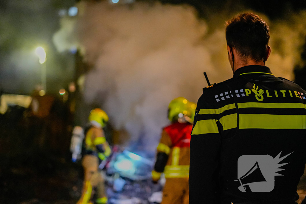 Geparkeerde auto brandt volledig af