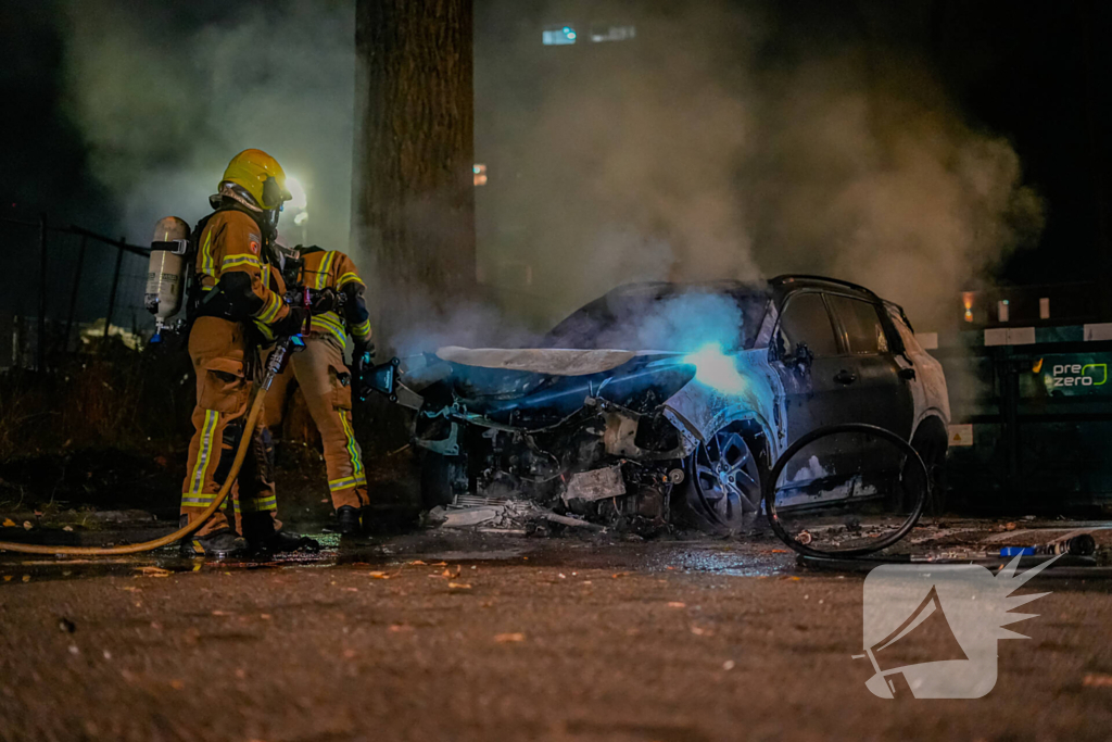 Geparkeerde auto brandt volledig af