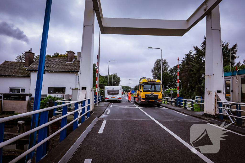 Auto met caravan belandt aan andere kant van weg