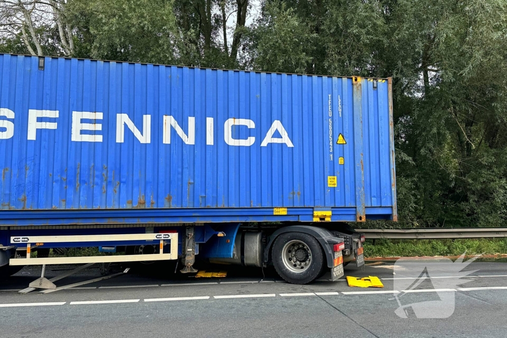 Vrachtwagenchauffeur verliest controle en raakt van de weg