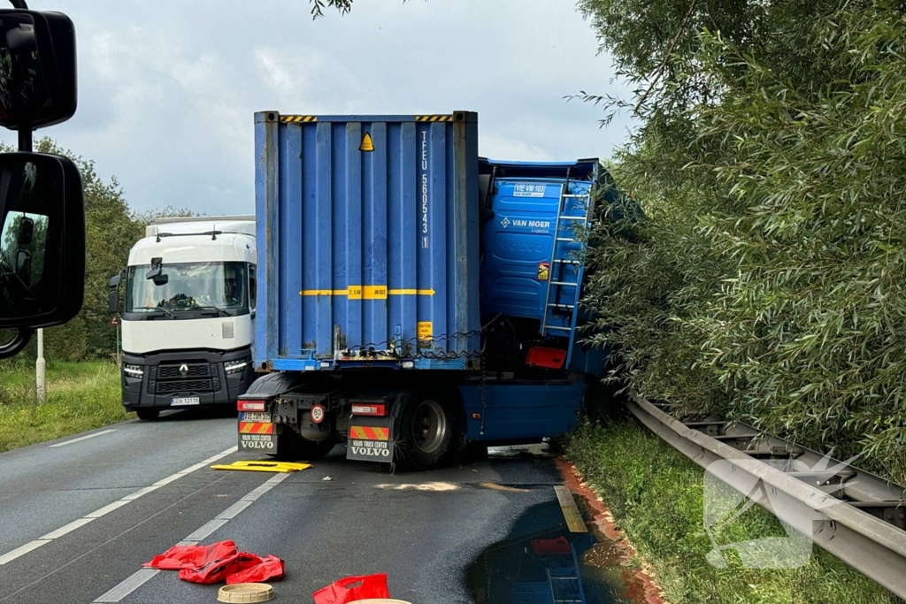 Vrachtwagenchauffeur verliest controle en raakt van de weg