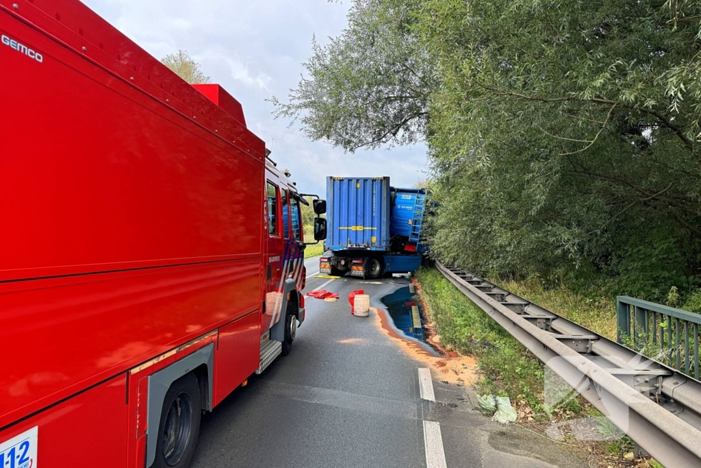 Vrachtwagenchauffeur verliest controle en raakt van de weg