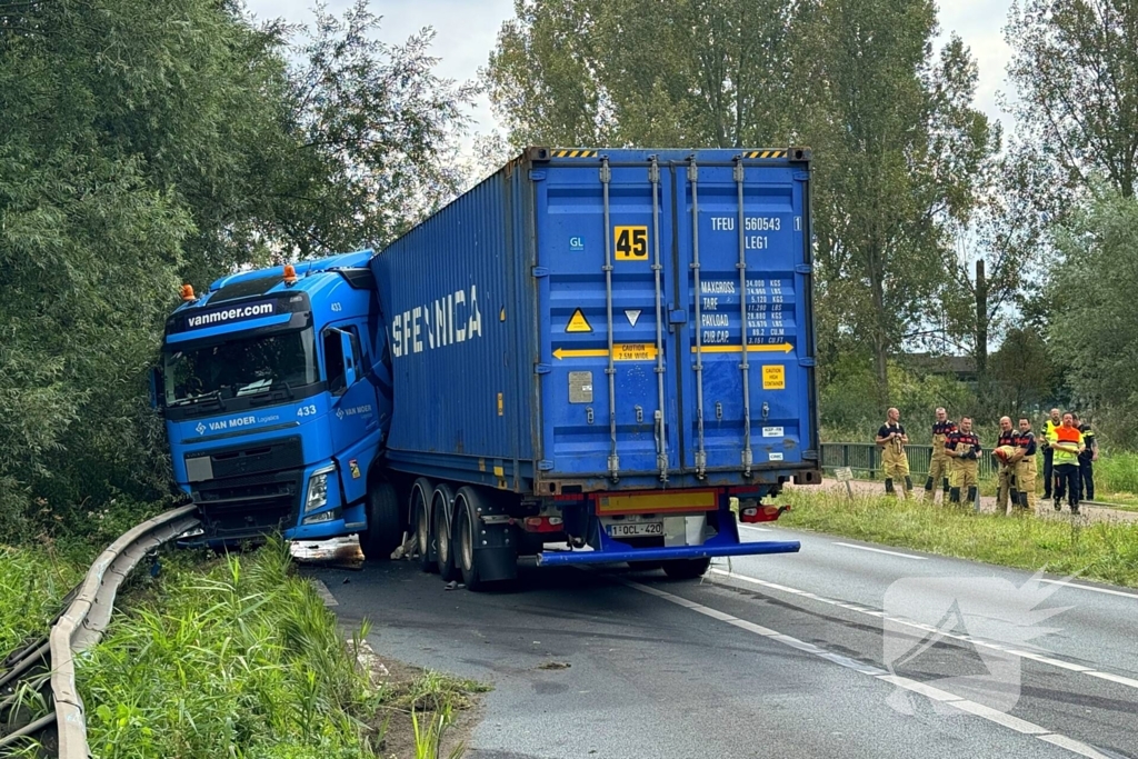 Vrachtwagenchauffeur verliest controle en raakt van de weg