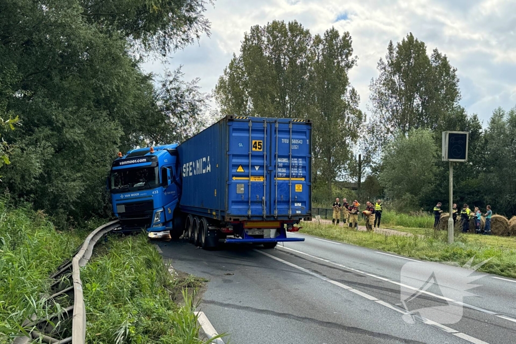 Vrachtwagenchauffeur verliest controle en raakt van de weg