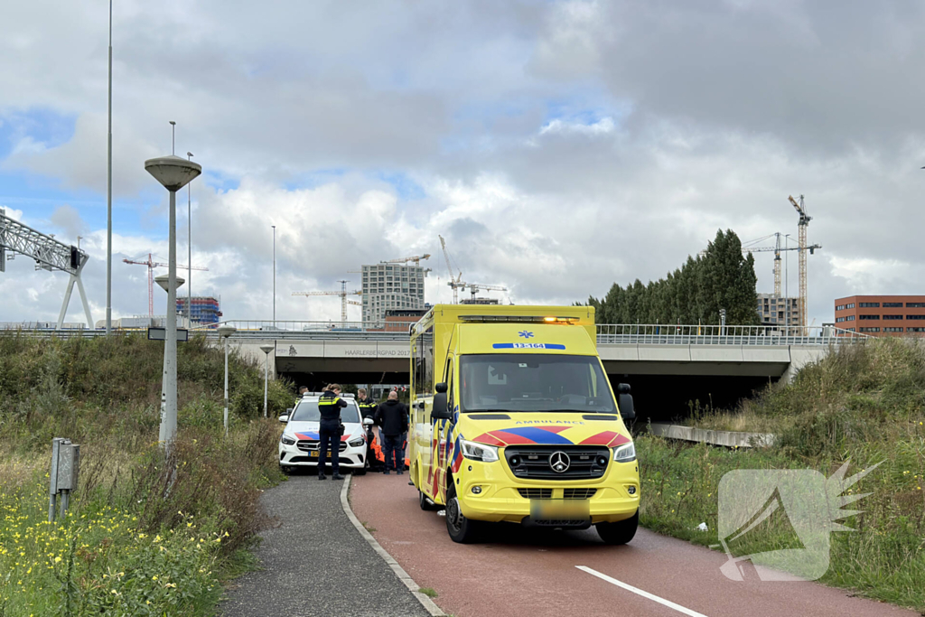 Fietser belandt in het water