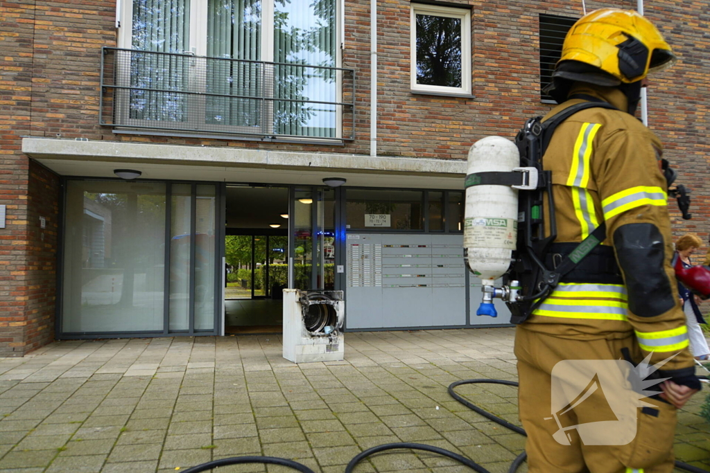 Brandweer zet extra middelen in bij brand in flat