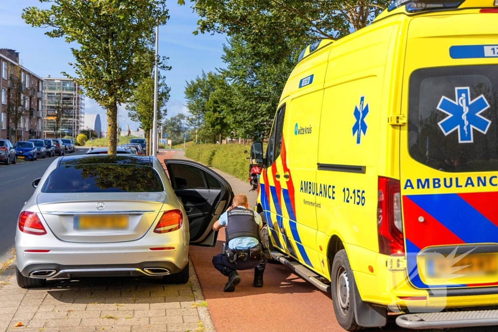 Scooterbestuurder gewond bij botsing met autodeur