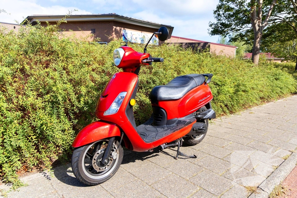 Scooterbestuurder gewond bij botsing met autodeur