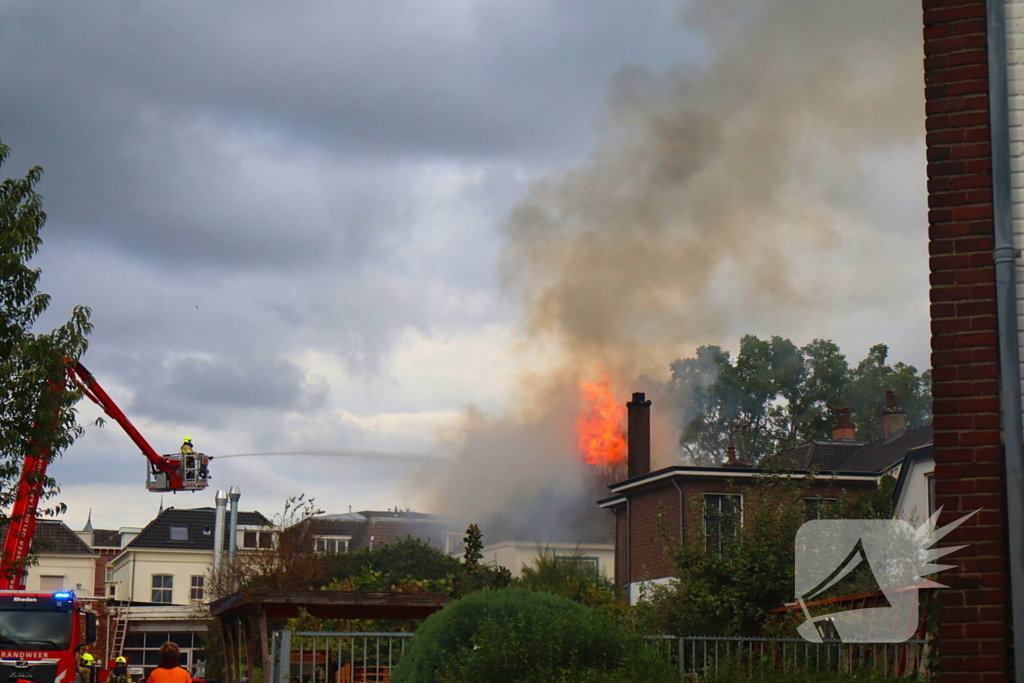 Grote rookontwikkeling bij woningbrand