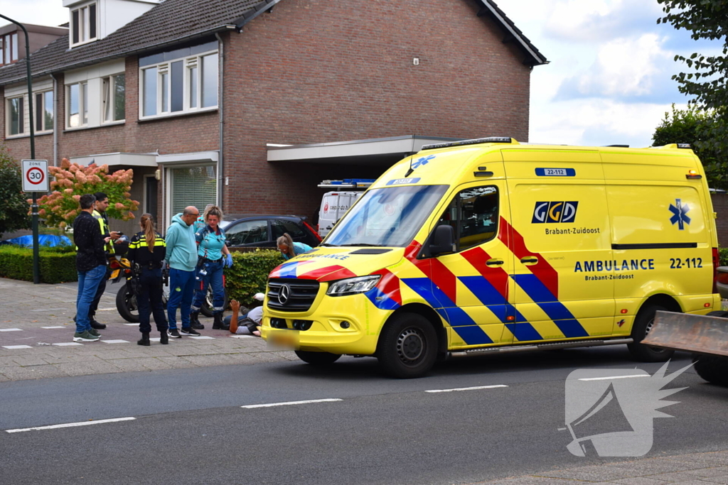 Motorrijder ten val bij inhaalmanoeuvre van afslaande auto