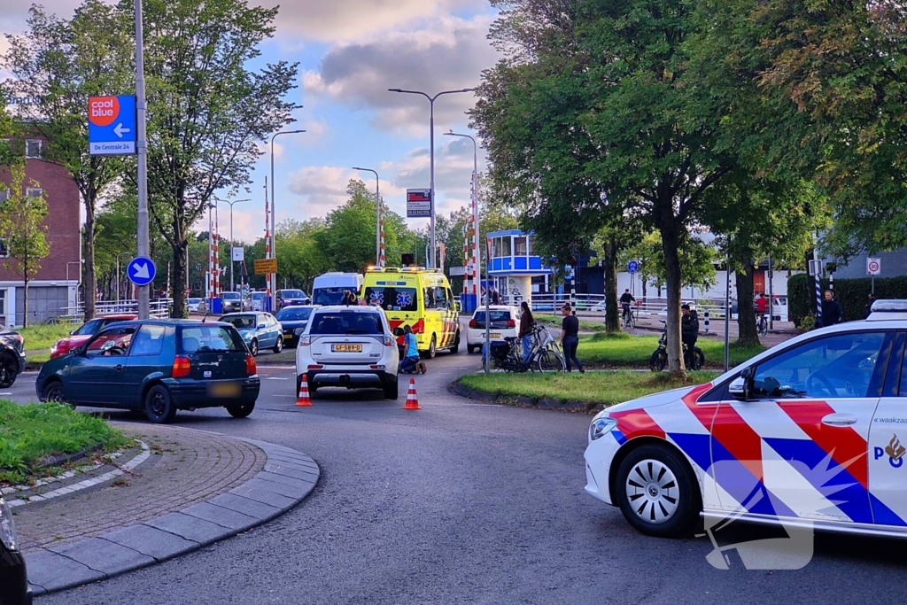 Automobilist schept fietser bij rotonde