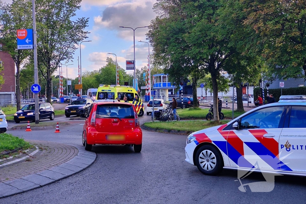 Automobilist schept fietser bij rotonde