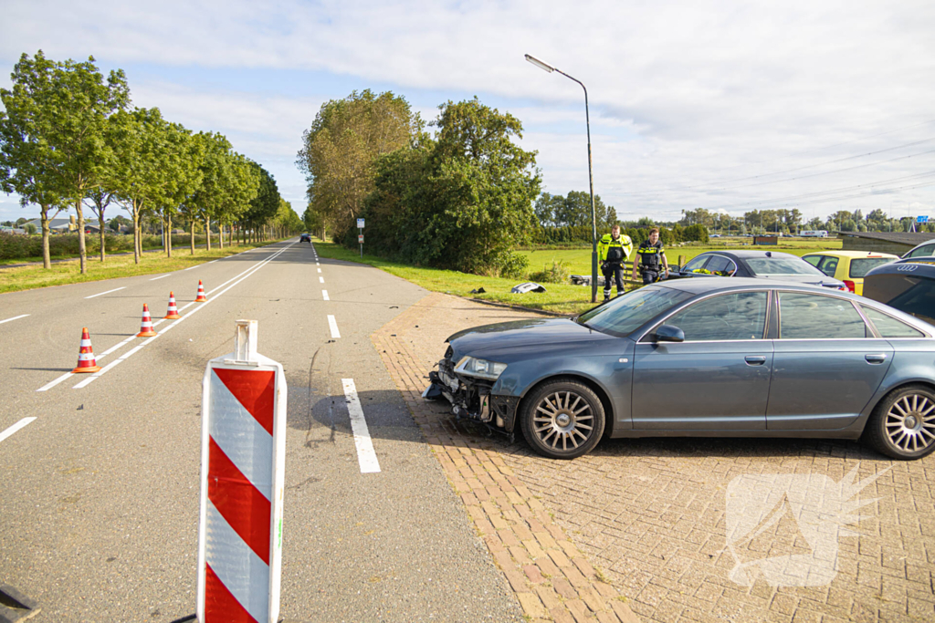 Omstanders halen automobilist uit te water geraakte auto