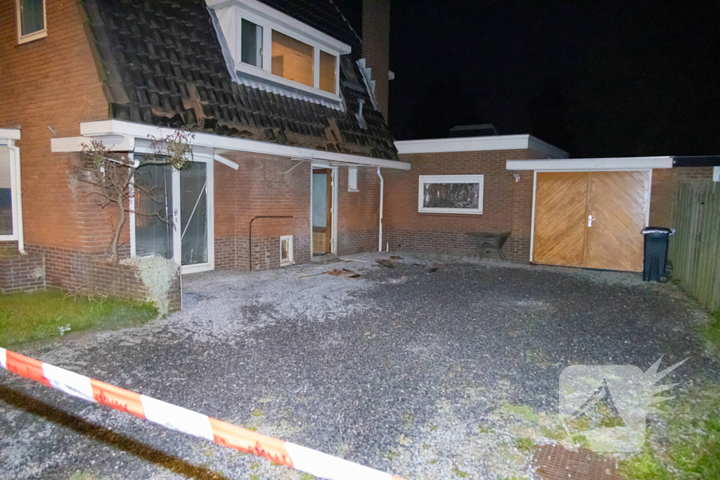 Explosie bij woning, politie doet onderzoek