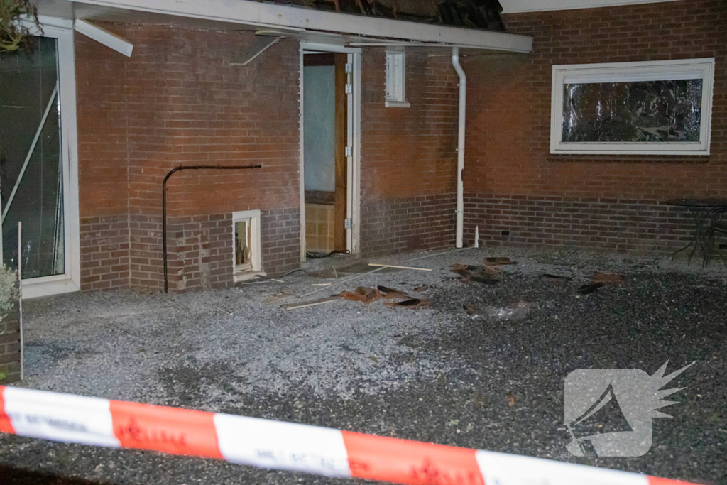 Explosie bij woning, politie doet onderzoek