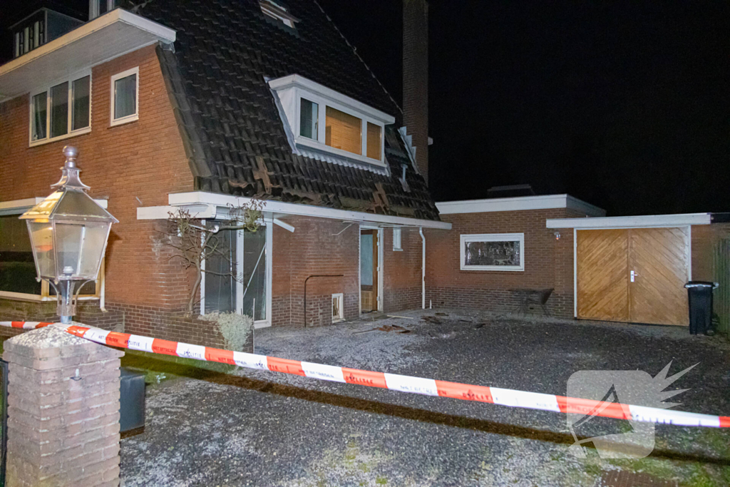 Explosie bij woning, politie doet onderzoek