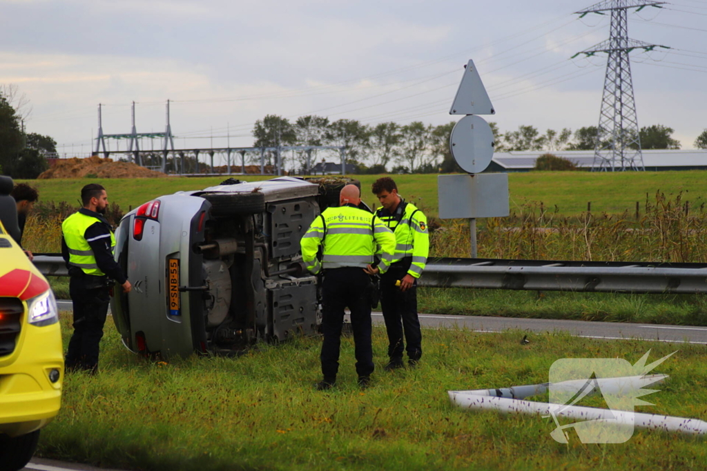 Automobilist raakt lichtmast en belandt op de kop