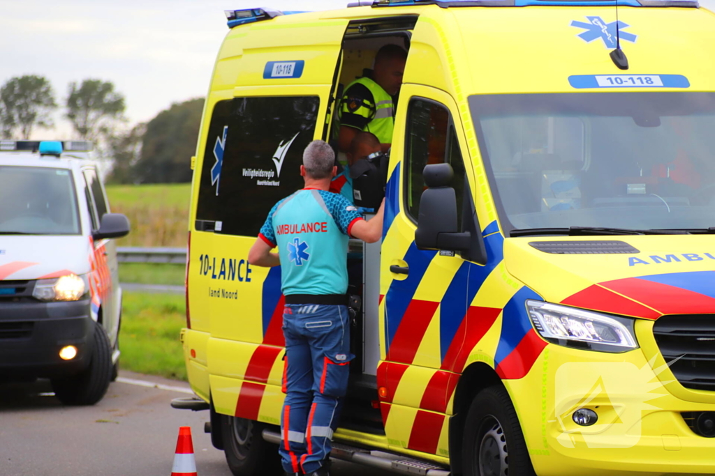 Automobilist raakt lichtmast en belandt op de kop