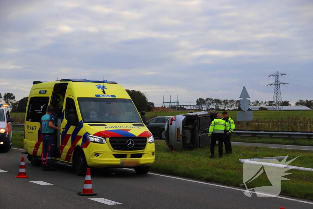 Automobilist raakt lichtmast en belandt op de kop