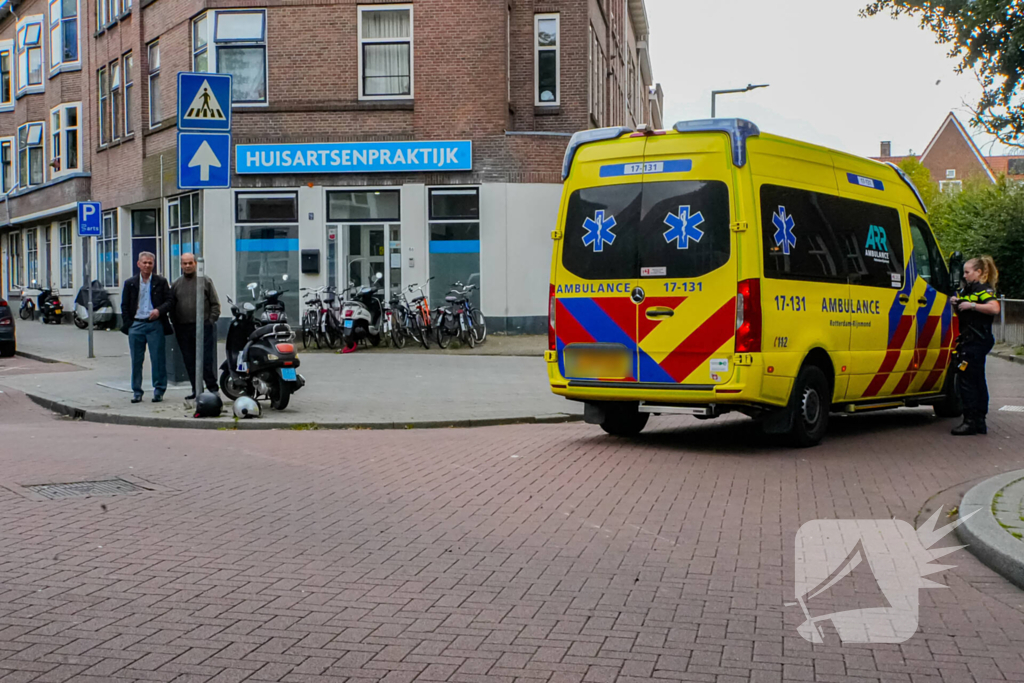 Scooter met twee opzittenden aangereden door automobilist