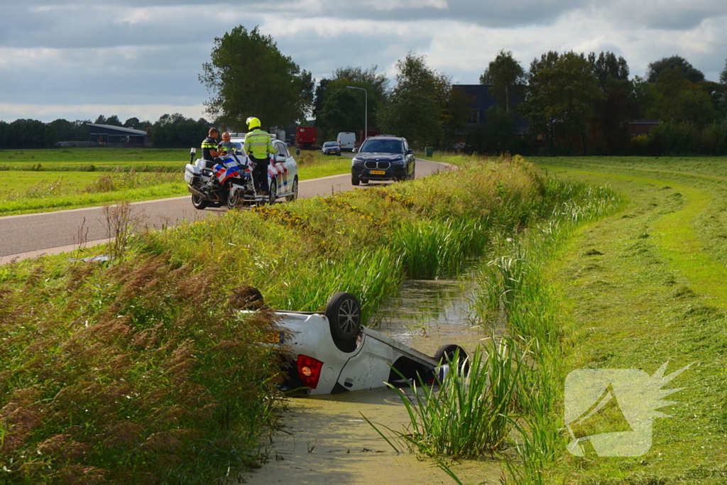 Automobilist verliest macht over stuur en belandt in sloot