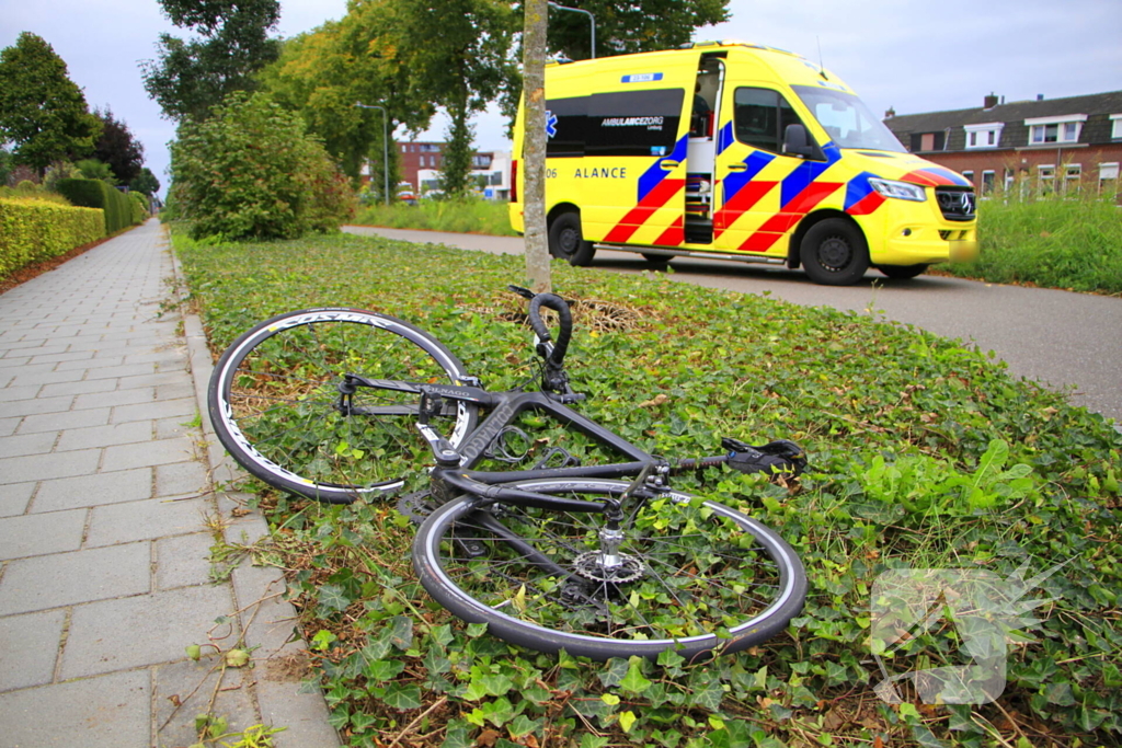 Wielrenner en fietser botsen op elkaar