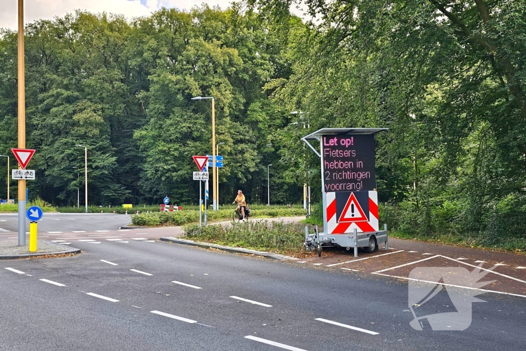 Gemeente plaatst groot matrixbord bij beruchte rotonde