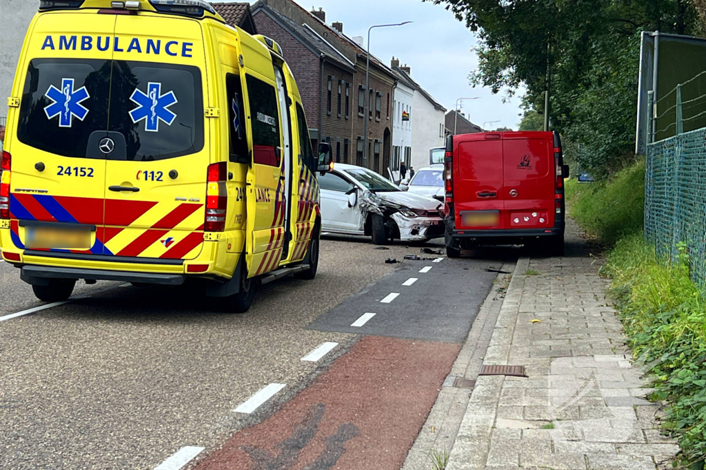 Automobilist rijdt tegen geparkeerde bestelbus