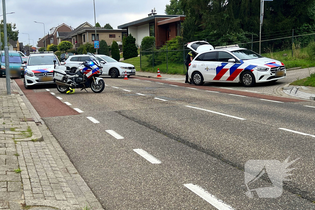 Automobilist rijdt tegen geparkeerde bestelbus