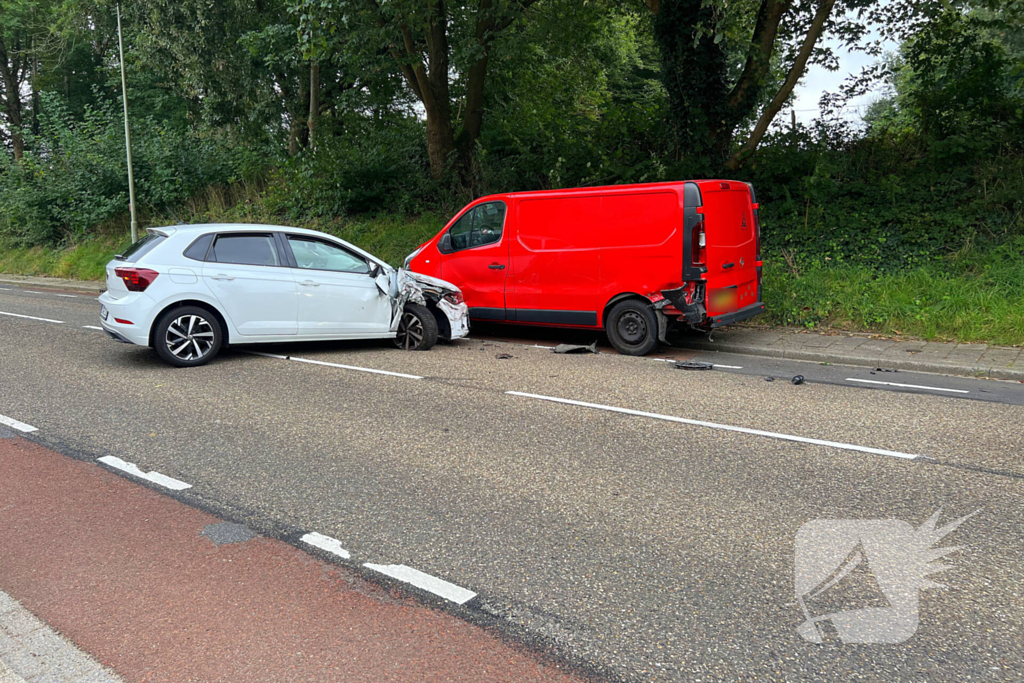 Automobilist rijdt tegen geparkeerde bestelbus