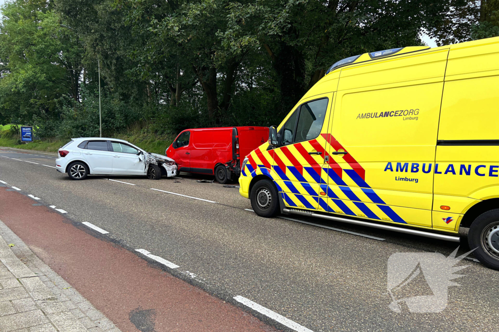 Automobilist rijdt tegen geparkeerde bestelbus