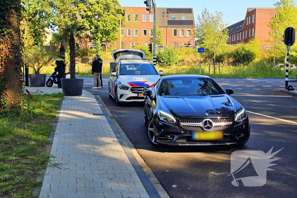 Scooterrijder en automobilist met elkaar in botsing