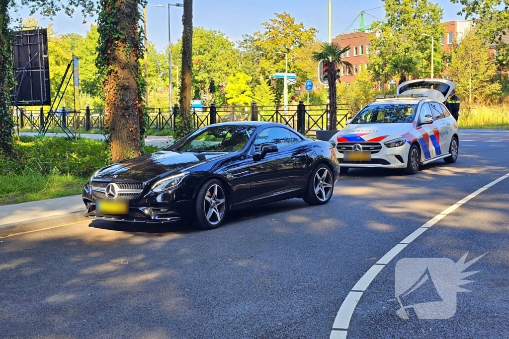 Scooterrijder en automobilist met elkaar in botsing