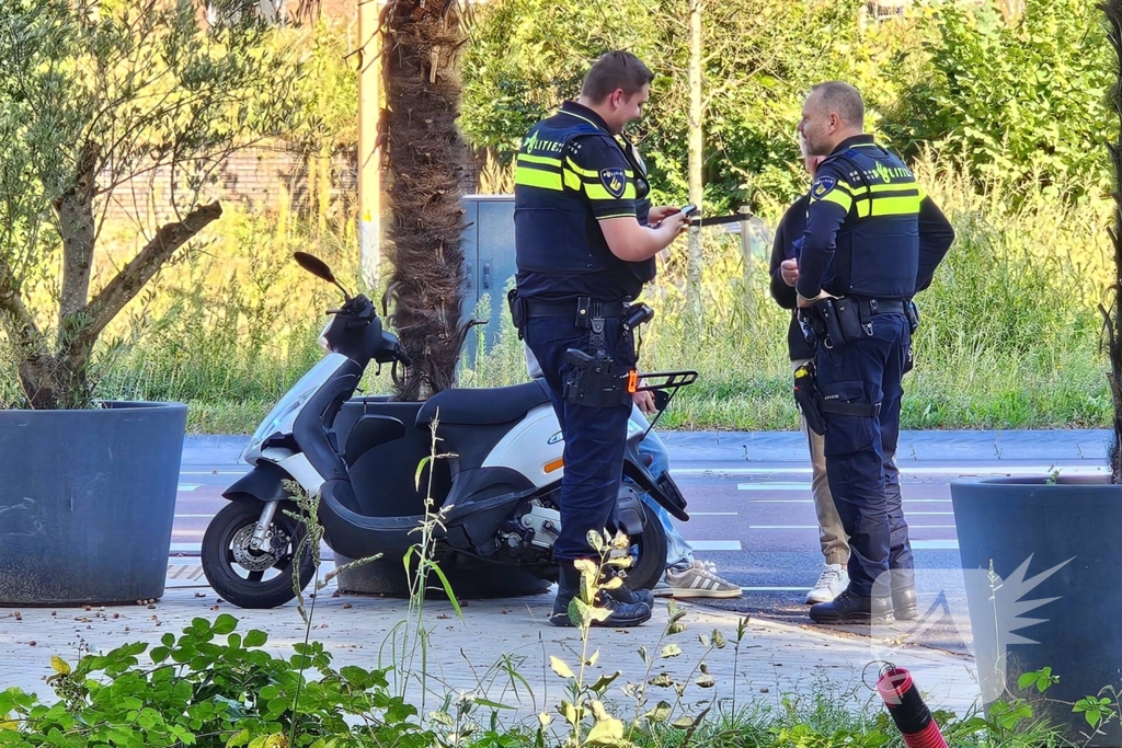 Scooterrijder en automobilist met elkaar in botsing