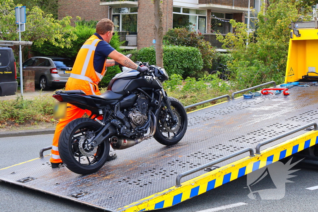 Motorrijder klapt achterop bestelbus