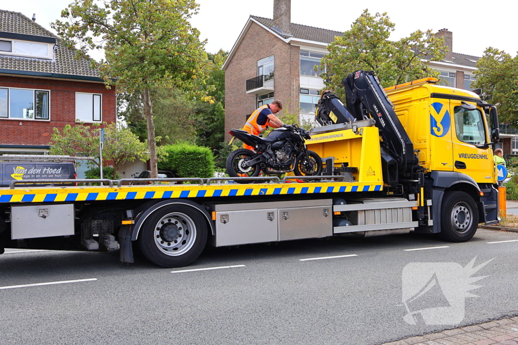 Motorrijder klapt achterop bestelbus