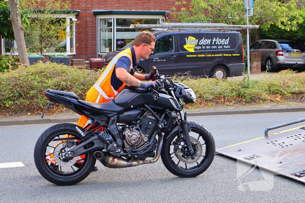 Motorrijder klapt achterop bestelbus