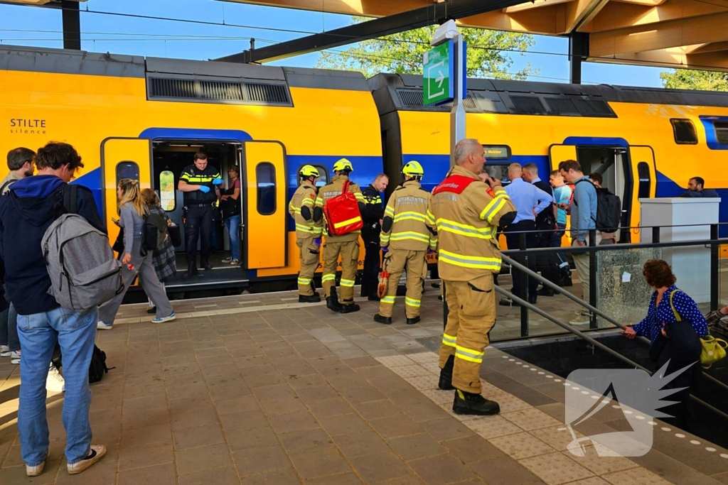 Vrouw vast tussen perron en trein op station