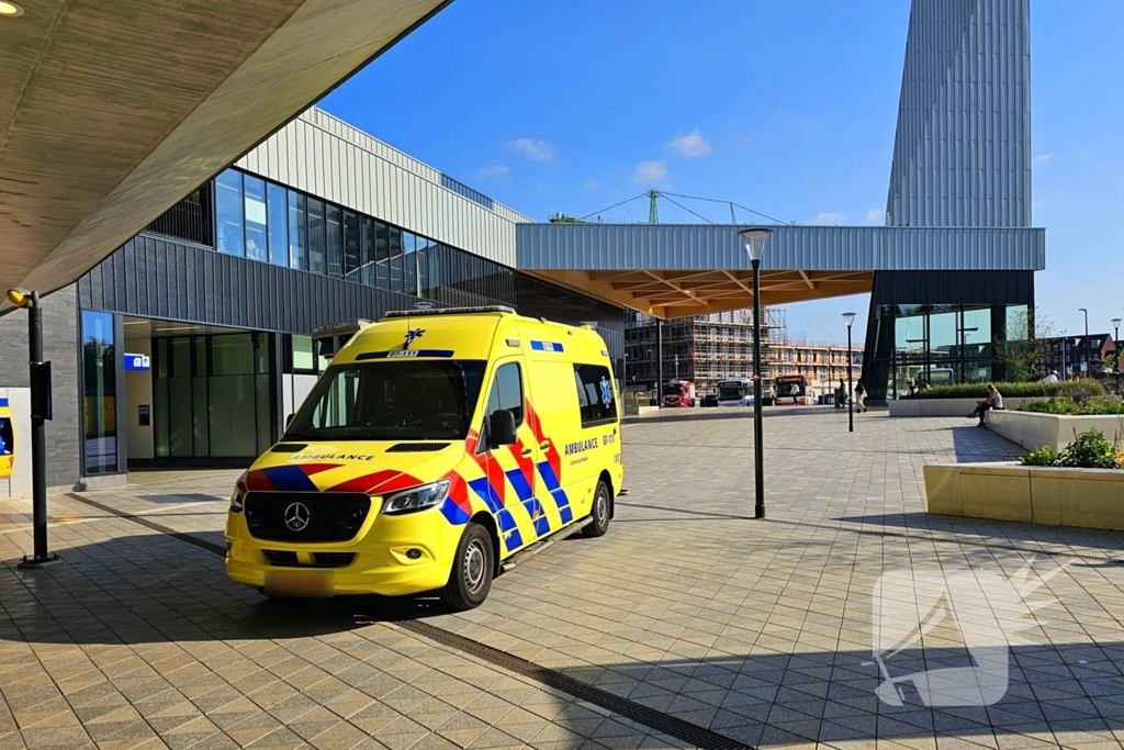 Vrouw vast tussen perron en trein op station