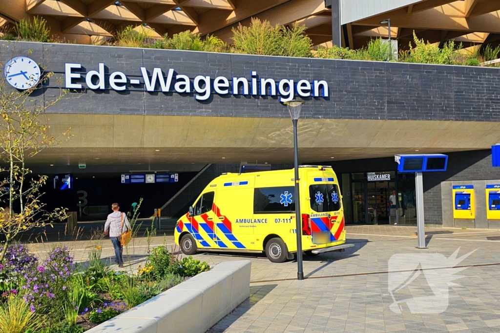 Vrouw vast tussen perron en trein op station