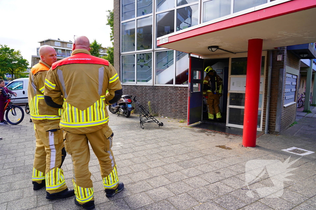 Kinderwagen vlamt in portiek; oorzaak nog onbekend