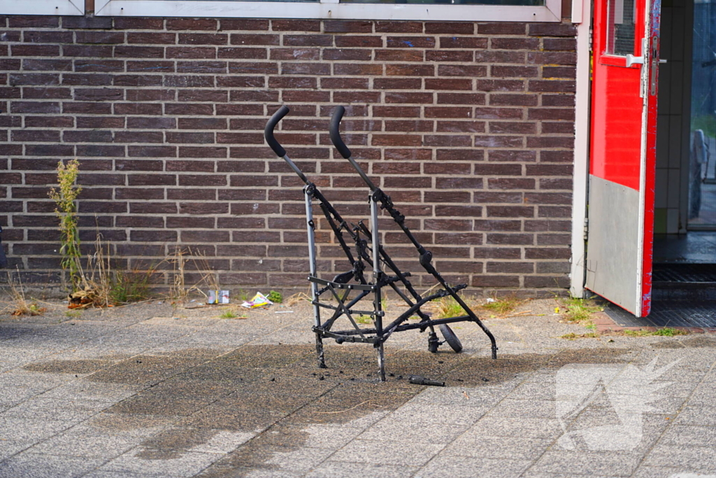 Kinderwagen vlamt in portiek; oorzaak nog onbekend