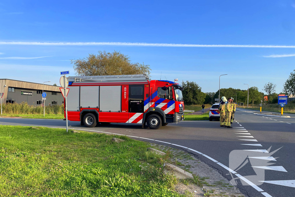 Forse schade bij aanrijding tussen twee voertuigen op kruising