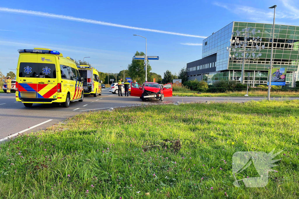 Forse schade bij aanrijding tussen twee voertuigen op kruising