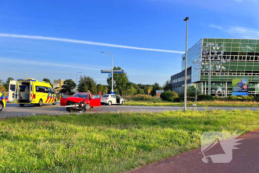 Forse schade bij aanrijding tussen twee voertuigen op kruising