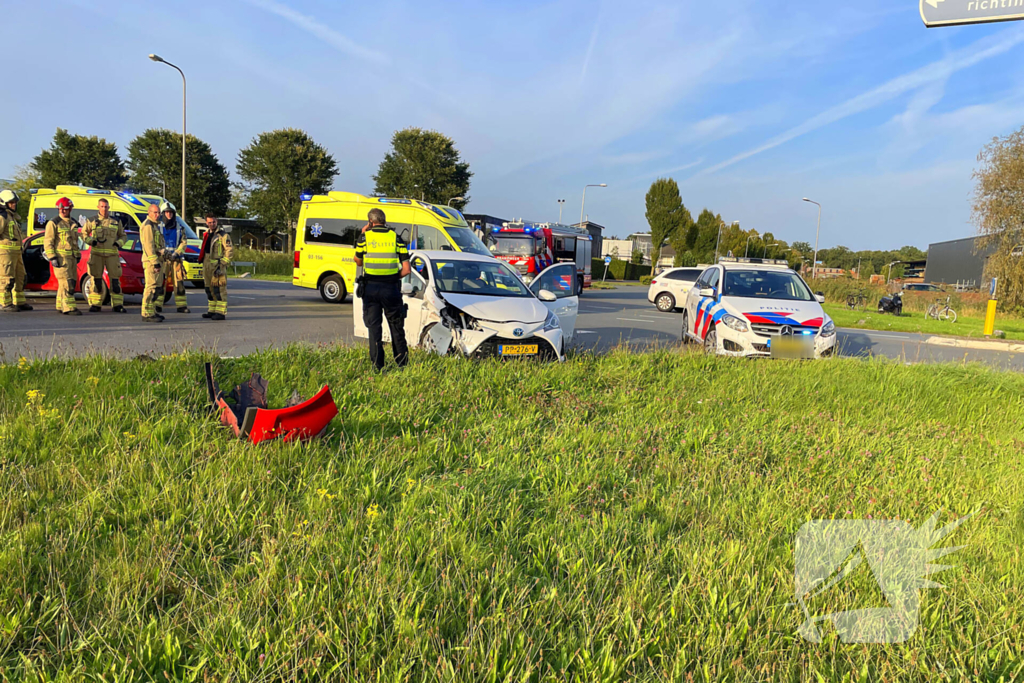 Forse schade bij aanrijding tussen twee voertuigen op kruising