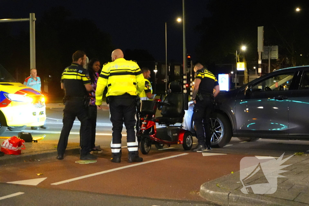 Overstekende scootmobieler geschept op zebrapad