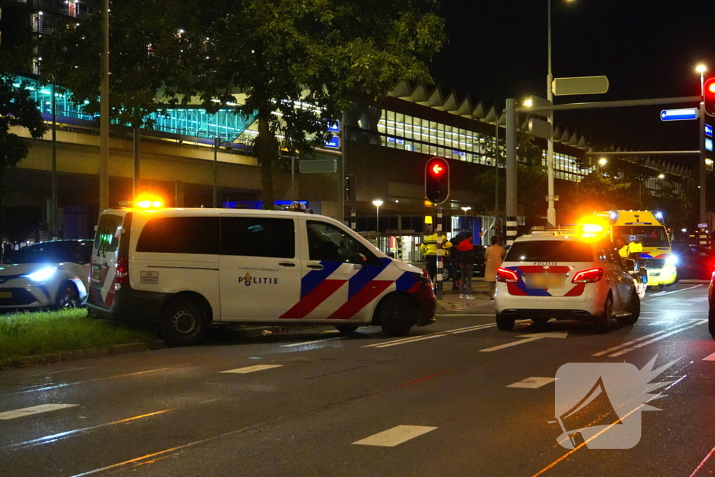 Overstekende scootmobieler geschept op zebrapad